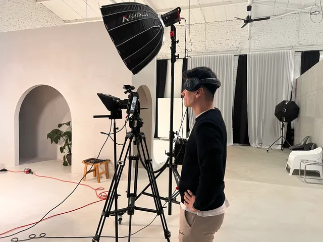 Professionelles Lichtequipment und Stative im DB Studios