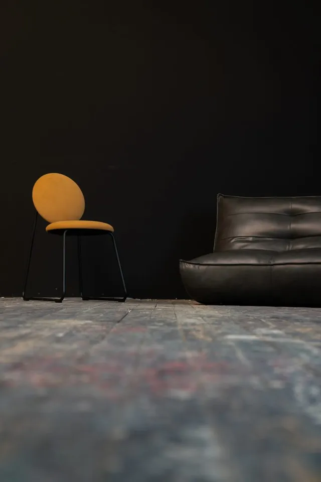 Dunkles minimalistisches All-Black-Set mit gerichtetem Licht